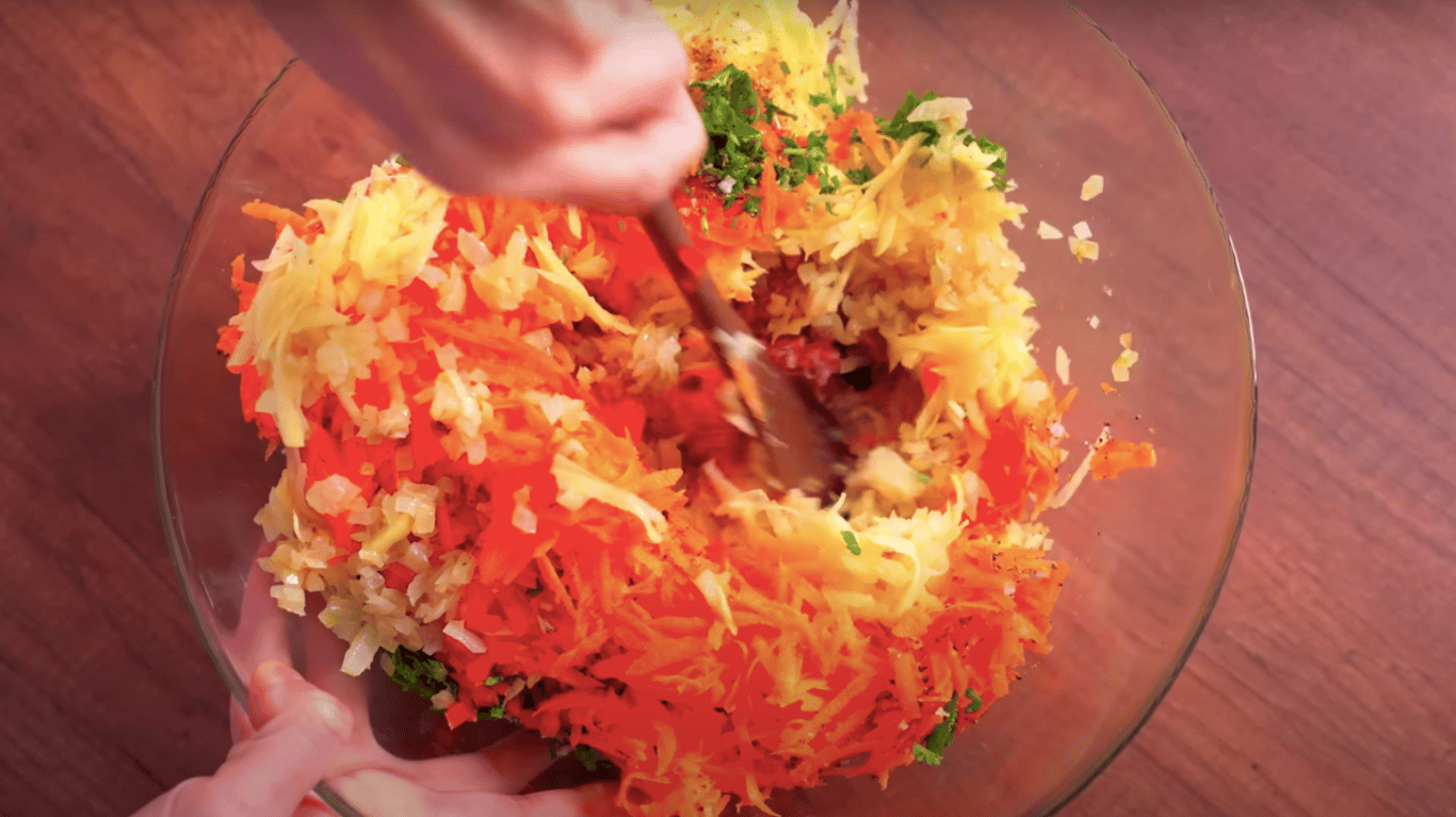 простий рецепт котлет з фаршу з овочами у духовці