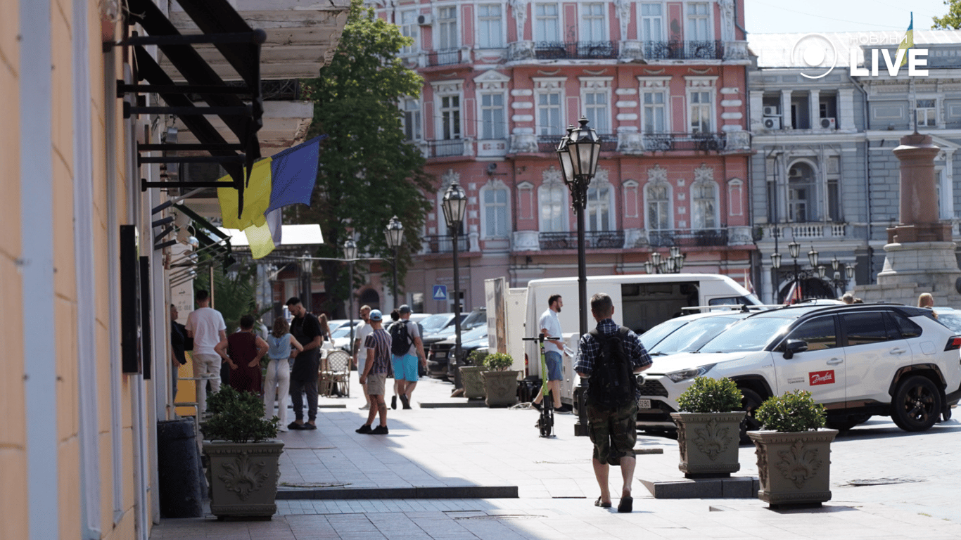 Люди на вулиці Одеси 