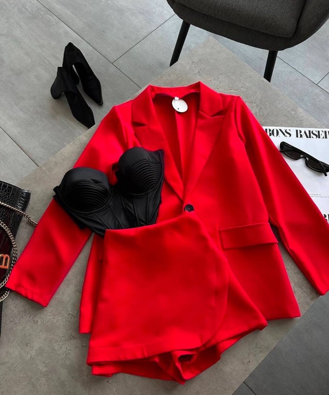 Червоний костюм нікого не залишить байдужим