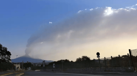 Извержение вулкана в Италии — Этна выбросил пятиметровый столб лавы в воздух - 285x160