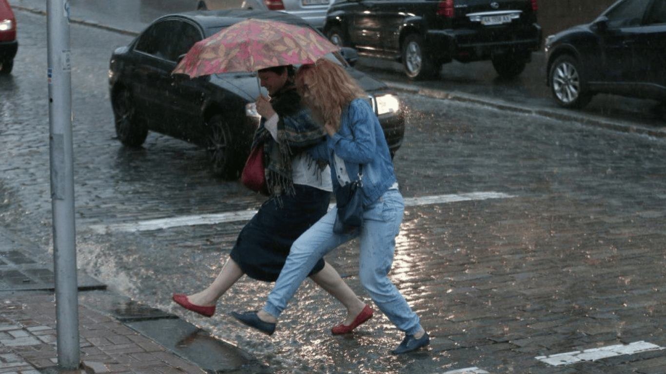 Укргідрометцентр розповів, жителям яких регіонів завтра слід брати парасольки