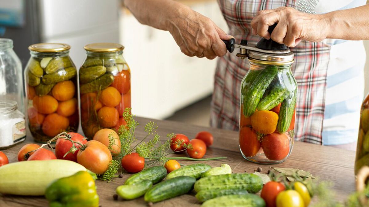 Процесс консервирования огурцов и помидоров