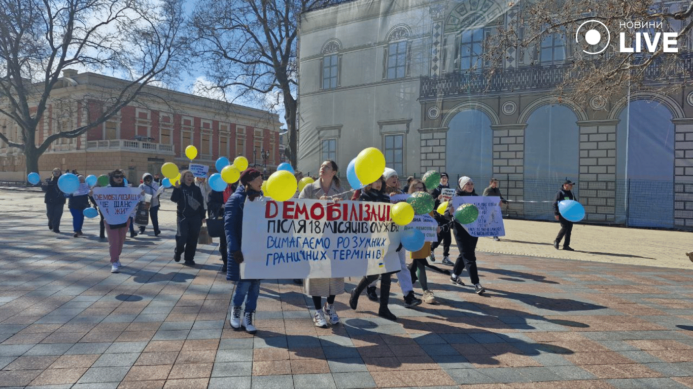 Четкие сроки службы — в Одессе люди вышли на мирное шествие