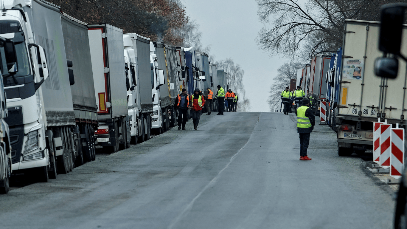 Польські перевізники планують цілодобово блокувати рух ваговозів на одному з КПП