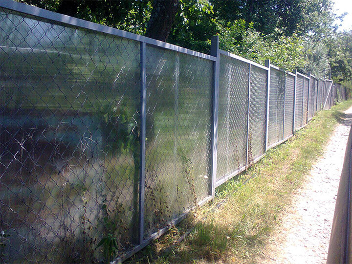 Установка забора для защиты огорода от ветра