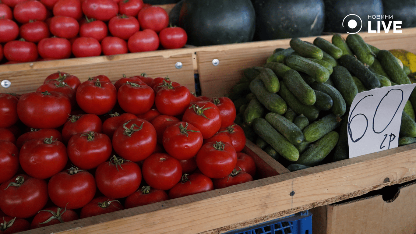 Помідори та огірки на прилавку. Фото: Новини.LIVE