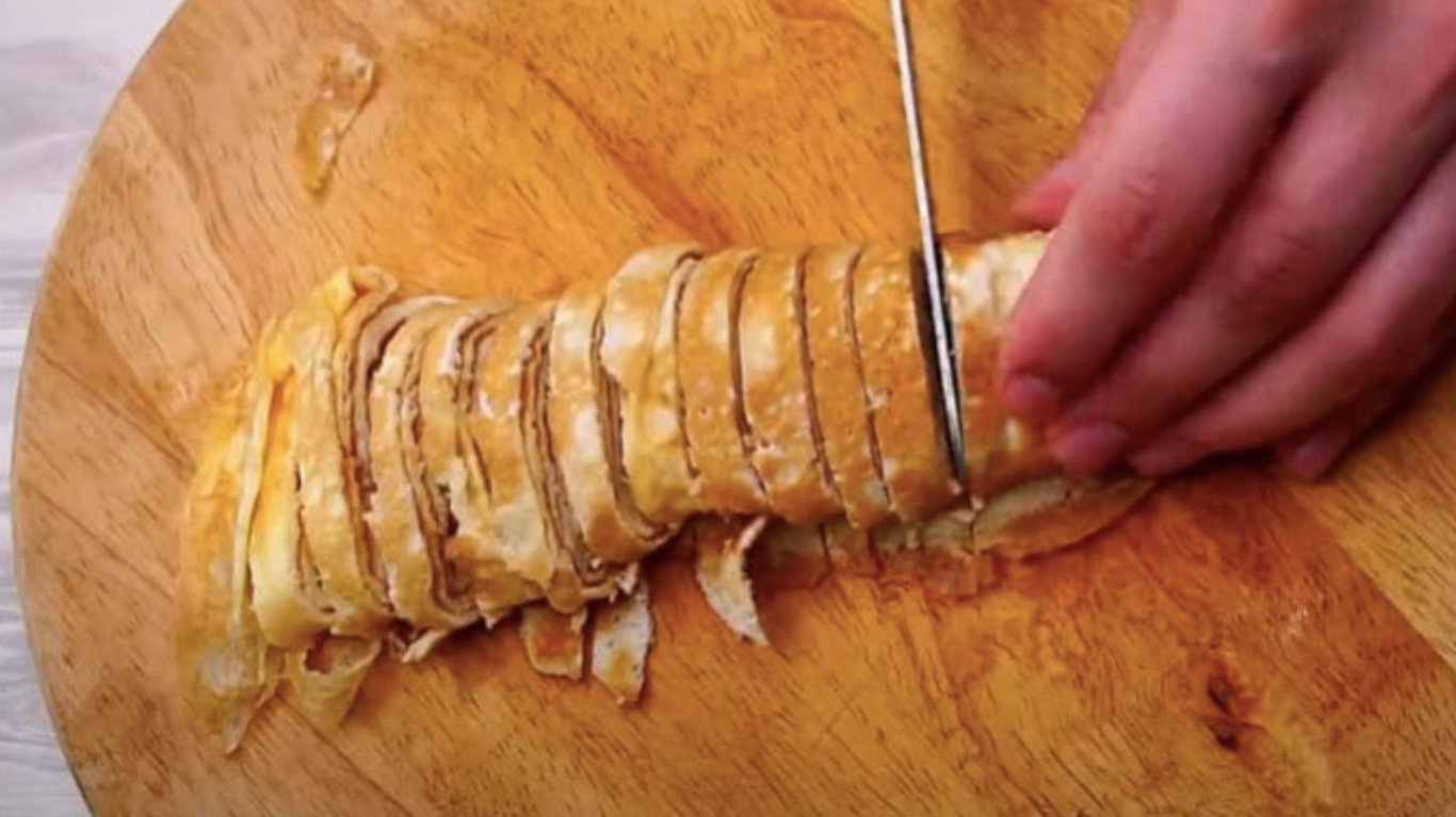 смачний салат з курячою печінкою та омлетом