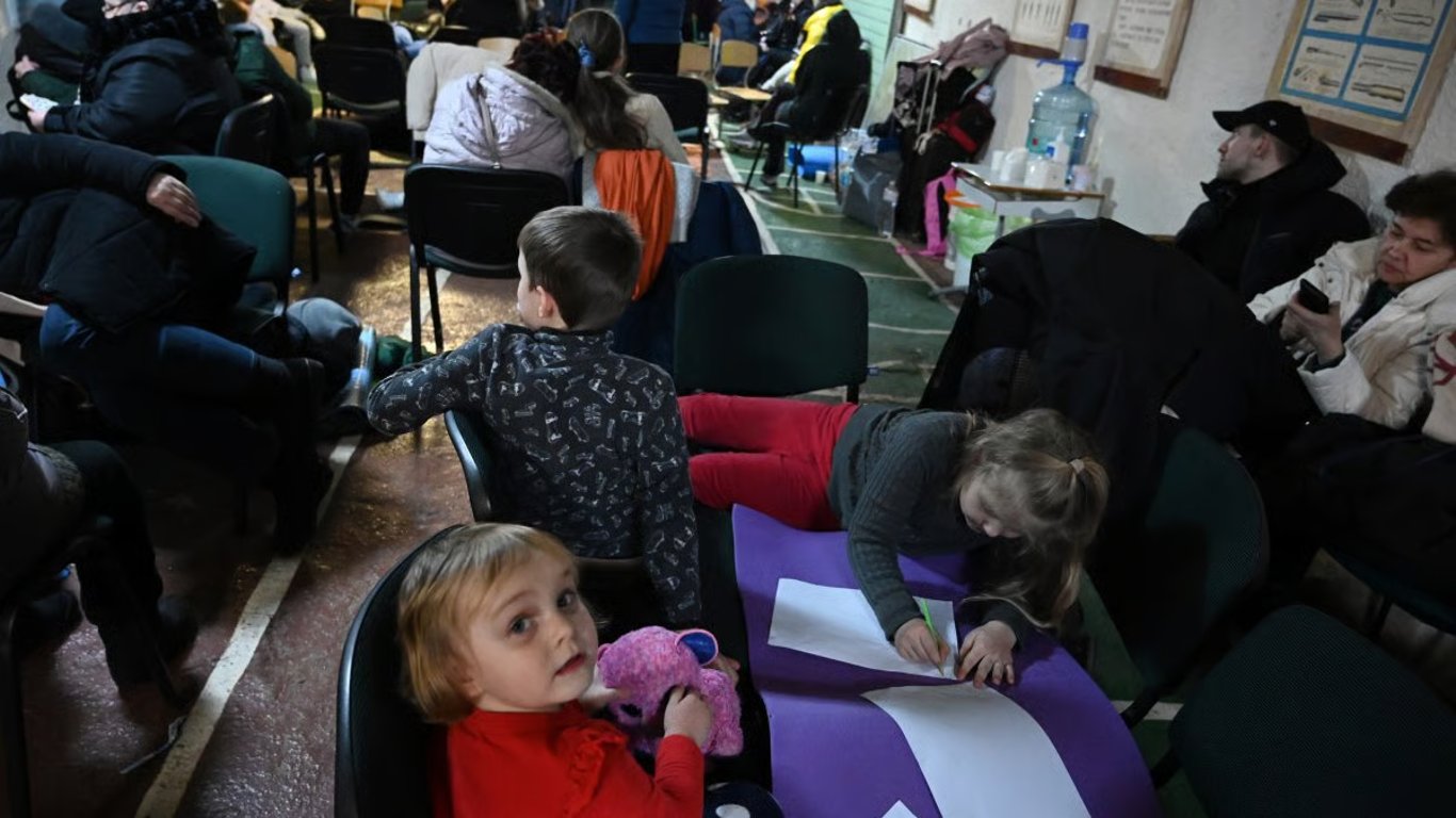 У Києві пролунали потужні вибухи: ворог вдарив балістикою