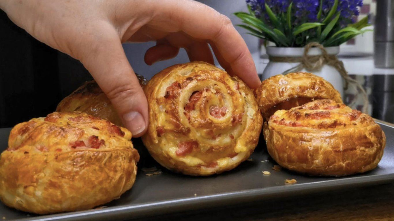 рецепт булок з сосисками з листкового тіста