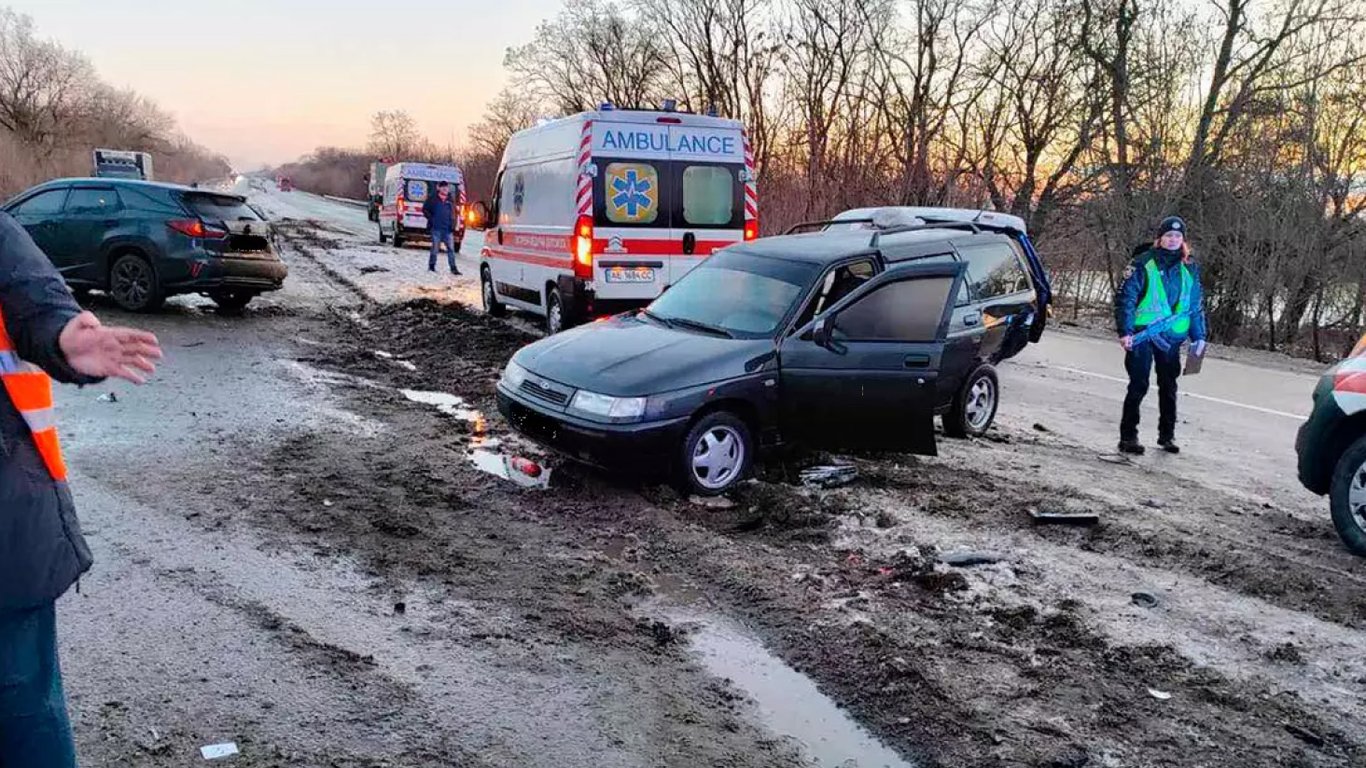 На Дніпропетровщині сталася масштабна ДТП за участю шести авто — є поранені
