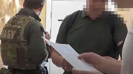 Брав побори на ремонті доріг: НАБУ викрило полтавського депутата - 290x166