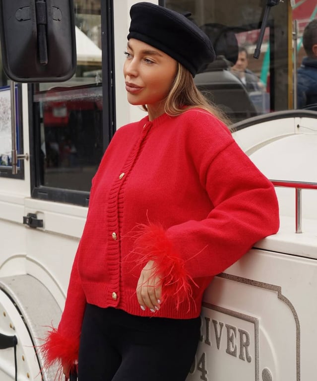 Червоний кардиган може стати головним акцентом в образі