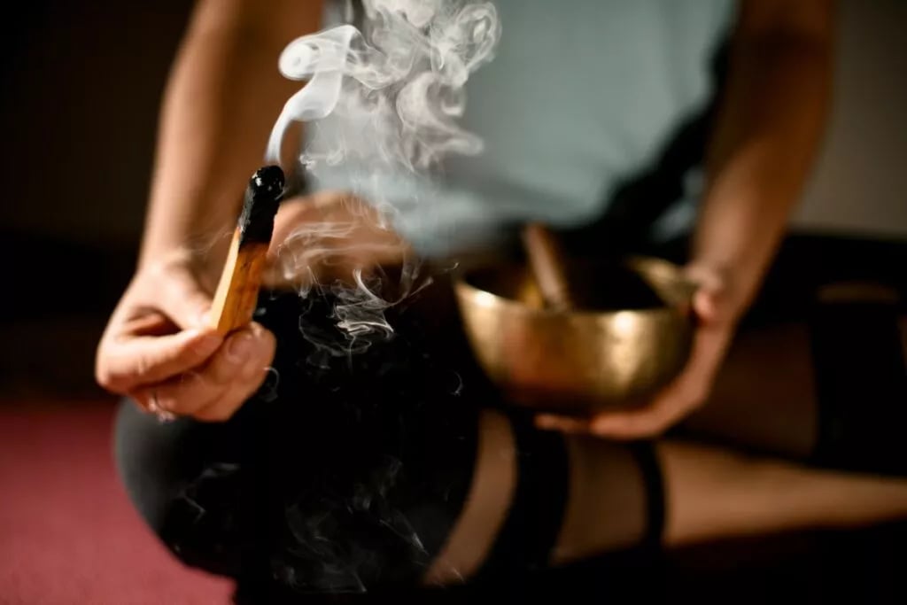 Як провести ритуал очищення простору у молодик 8 травня