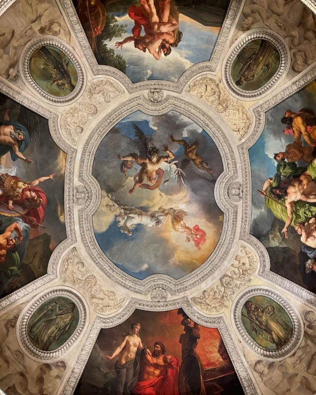 Кендалл Дженнер прогулялась босиком по ночному Лувру - фото 3