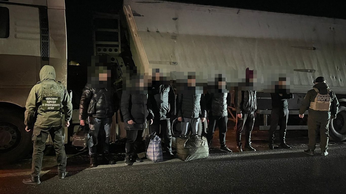 Прятались в прицепе фуры: в Одесской области задержали шестерых беглецов