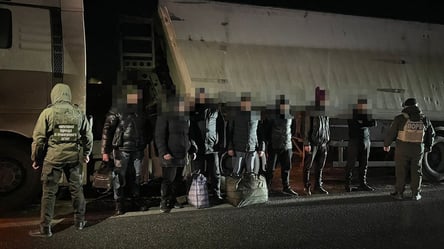 Ховались в причепі фури: на Одещині затримали шістьох втікачів - 285x160