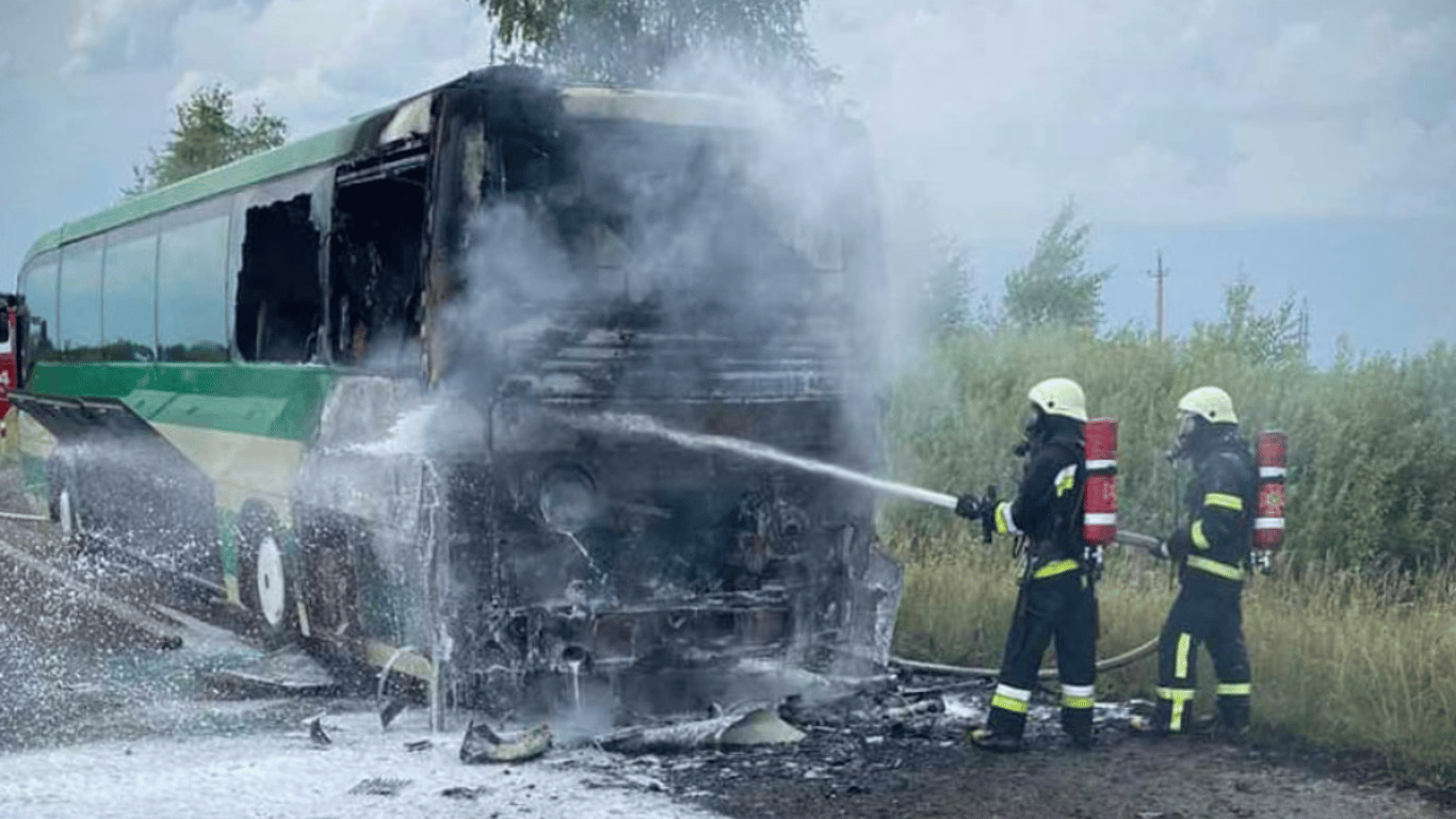 Во Львовской области произошло ДТП — горел автобус с детьми