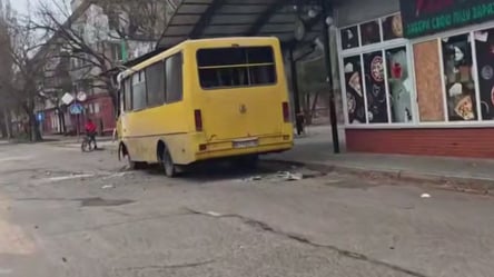 В Херсоне российский дрон ударил по маршрутке: пассажиры ранены - 285x160