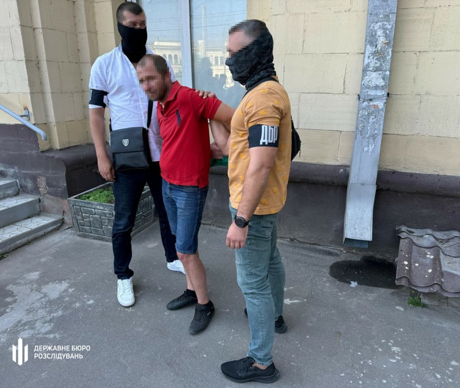 У Харкові на порозі ТЦК затримали торговця "білими" квитками - фото 4