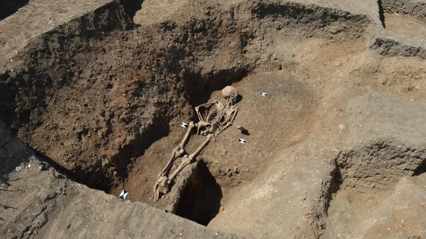 Боялися що вилізе з могили: археологи виявили незвичайне поховання 15-річної дівчини