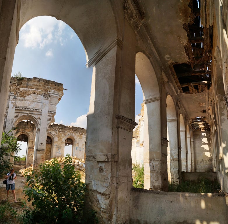 Внутрішній простір зруйнованого храму з осипаною цеглою та відкритими прогалинами у стінах.