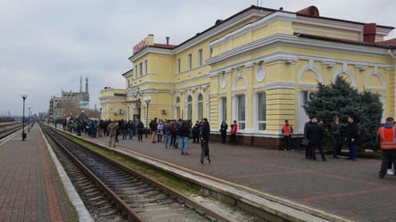 Росіяни атакували в Херсоні залізничний вокзал під час евакуації цивільних — кадри з місця подій - 285x160