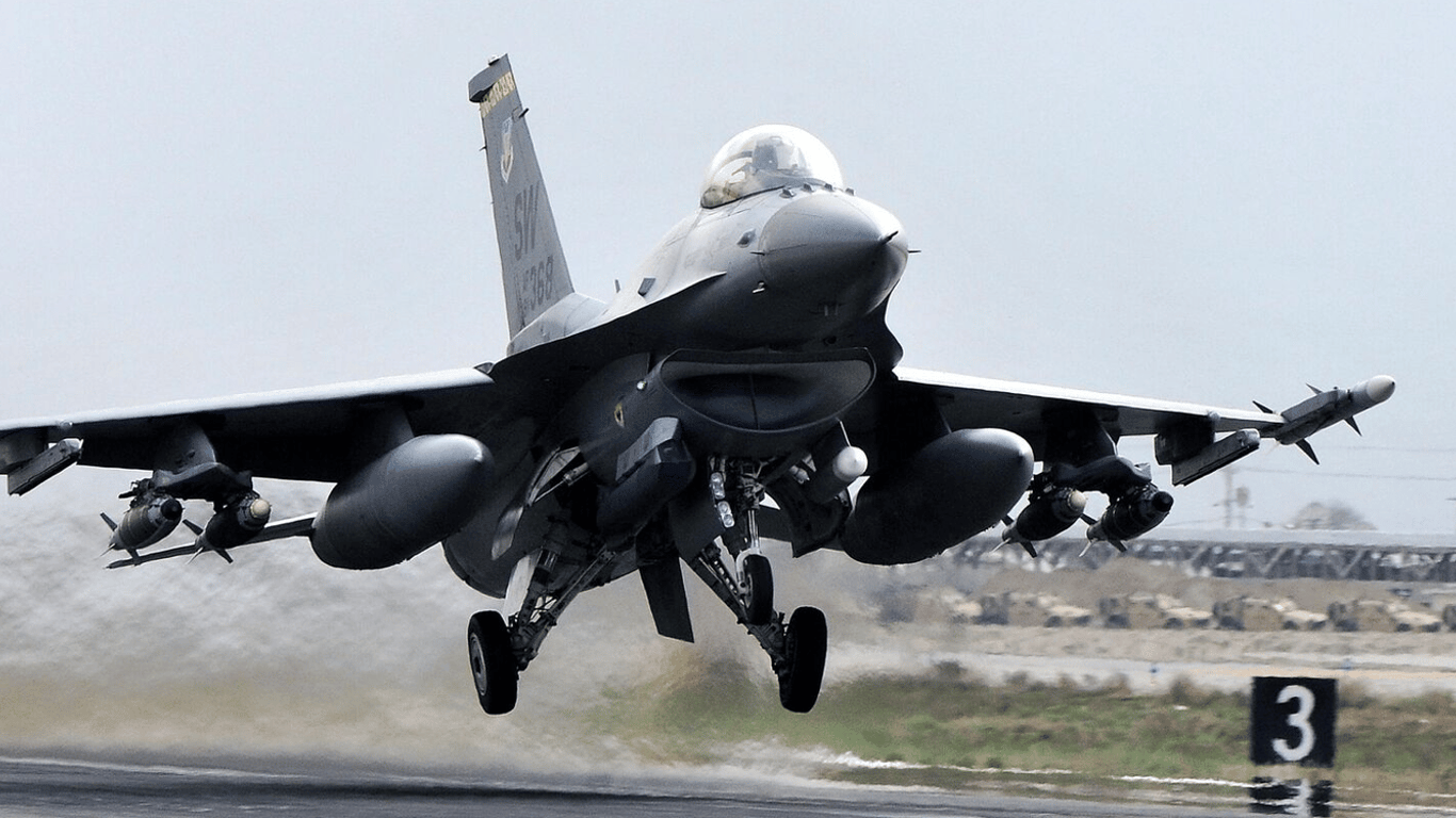 Стало відомо, коли Україна отримає перші винищувачі F-16