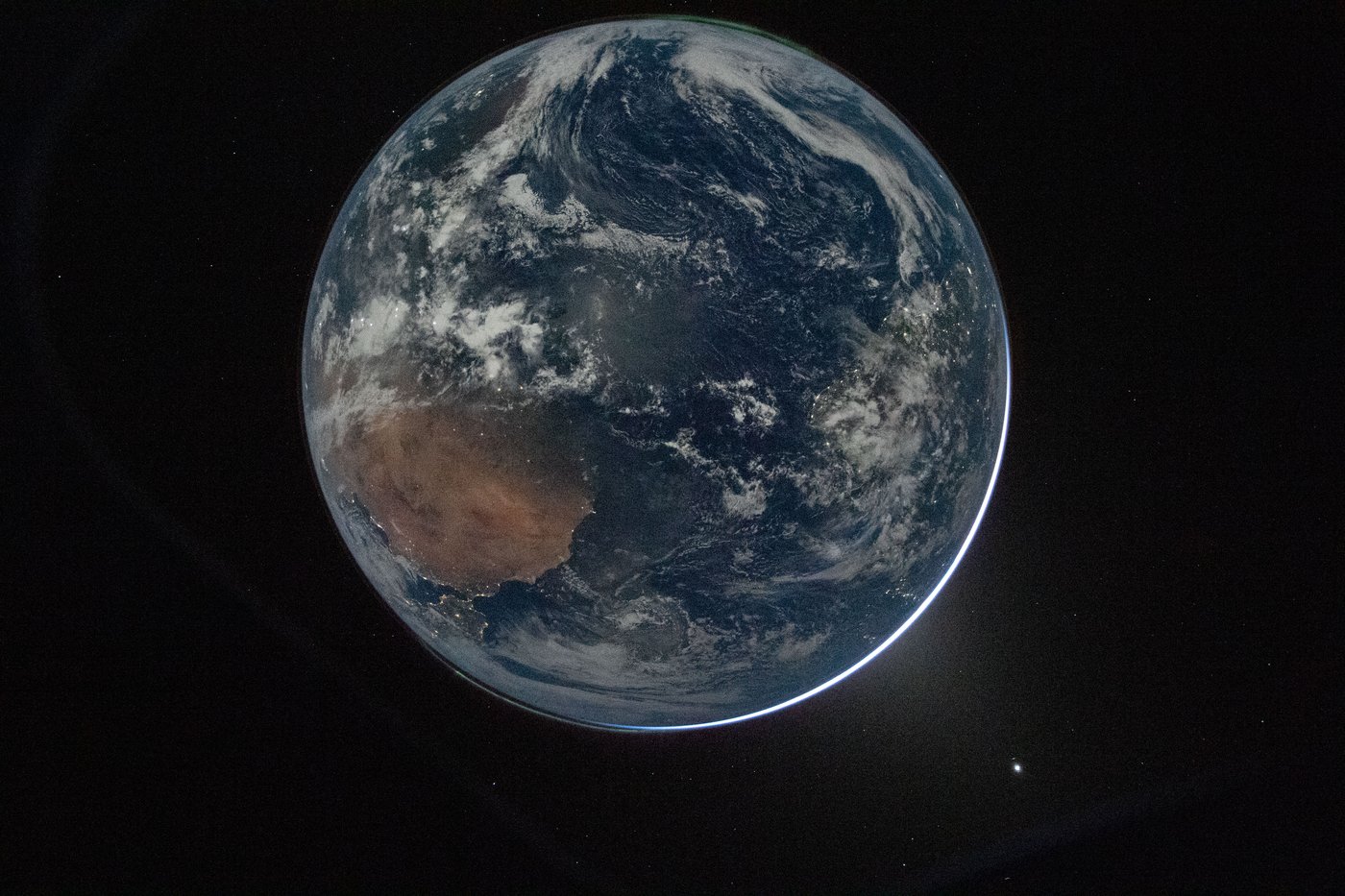 Фото з борту космічного корабля Orion під час місії Artemis II