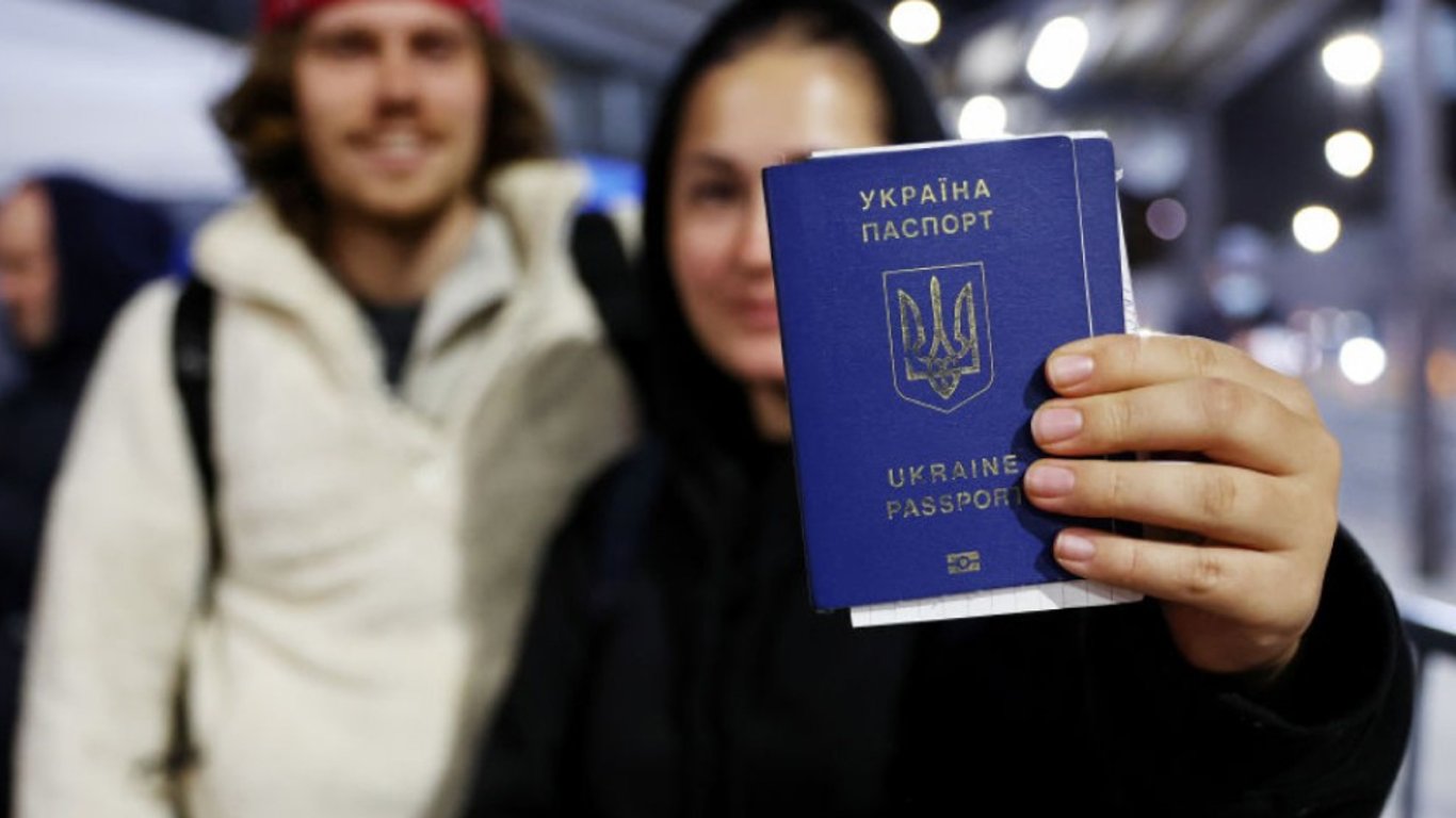 Где за границей украинцы могут оформить паспорта: ответ Минреинтеграции