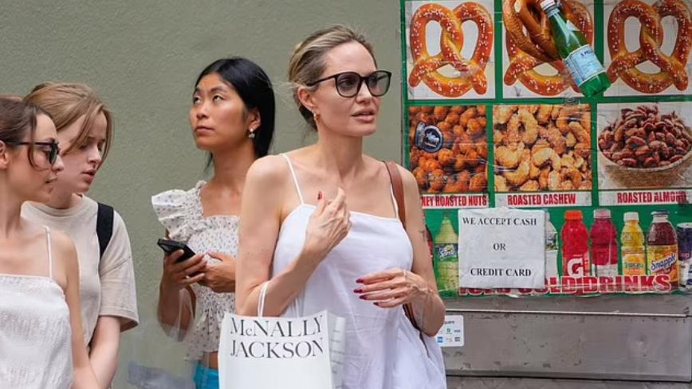 Анджеліна Джолі у білосніжному сарафані вирушила на шопінг з донькою