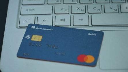 Гроші на картках під загрозою — ПриватБанк попередив клієнтів - 285x160