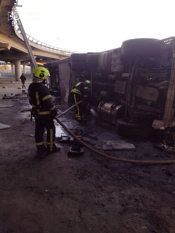 вантажівка на видубичах