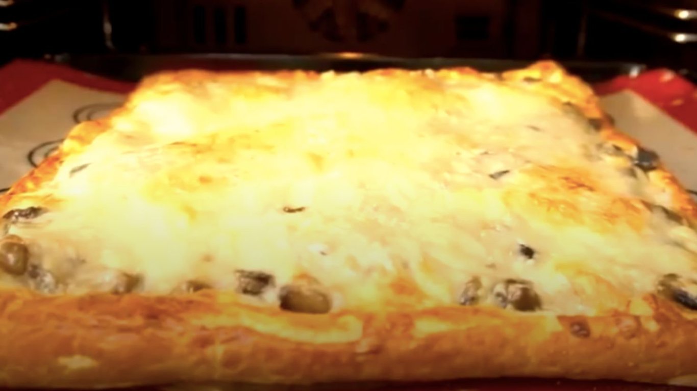 пиріг "ледарський" знадобиться листкове тісто з холодильника