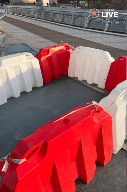 У Києві тріснула частина покриття на скляному мості — фото - фото 3