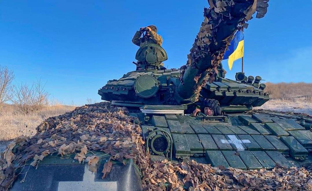 Українські військові на танку дивляться, куди цілити