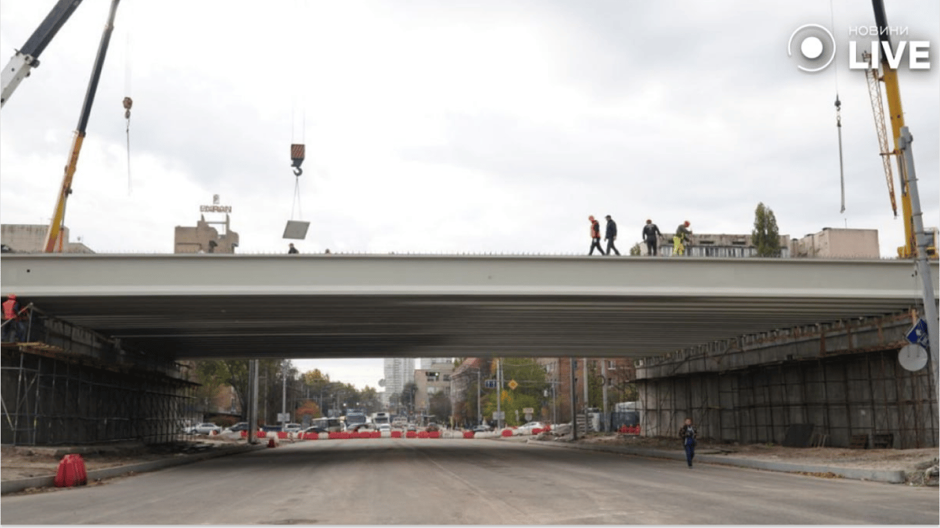 На Дегтярівському мосту в Києві встановили нові балки