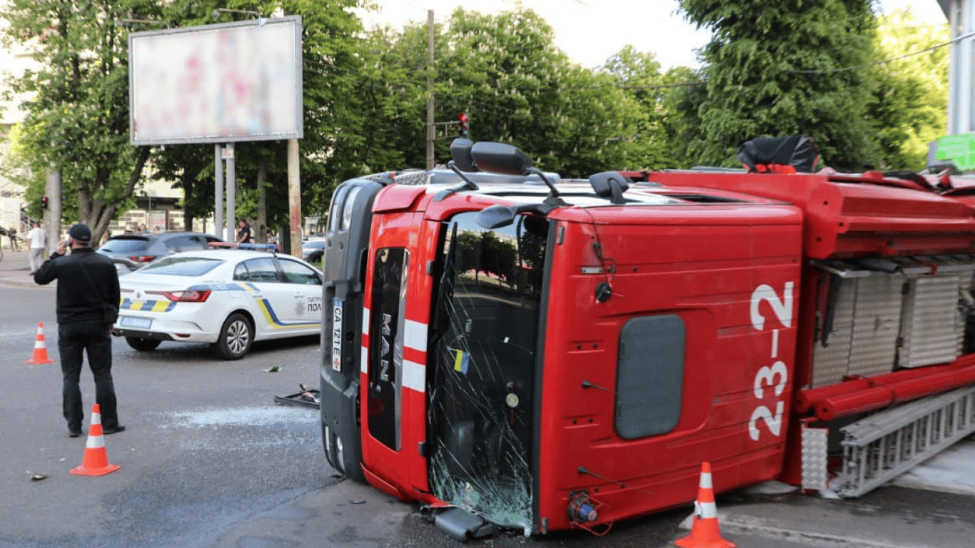 В Черкассах пожарная машина врезалась в троллейбус, пострадали пенсионерка и ребенок