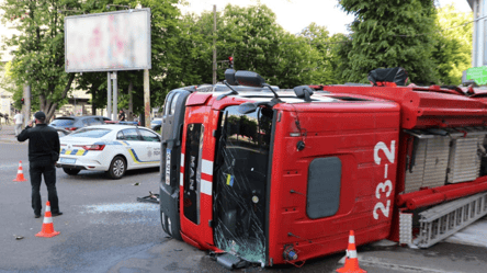 В Черкассах пожарная машина врезалась в троллейбус — госпитализированы пенсионерка и ребенок - 285x160