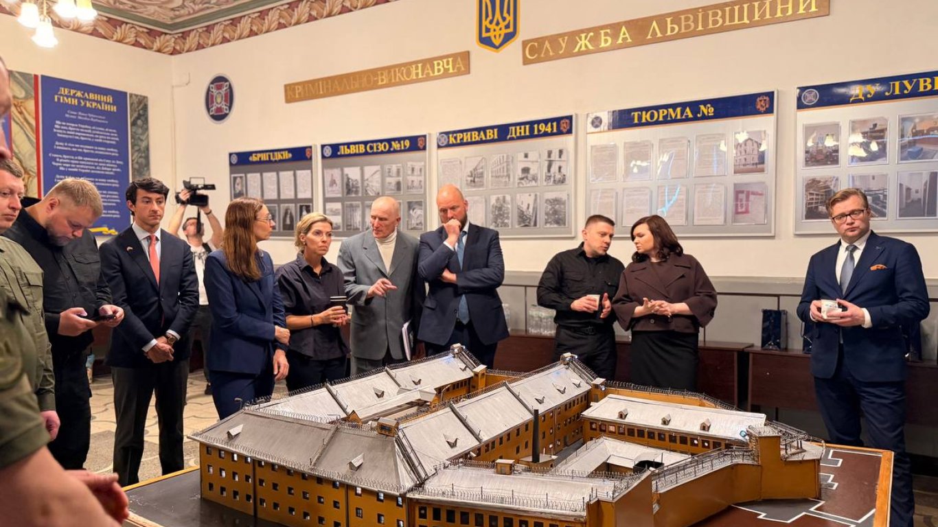 Украина получит 20 спецмашин от Нидерландов для СИЗО