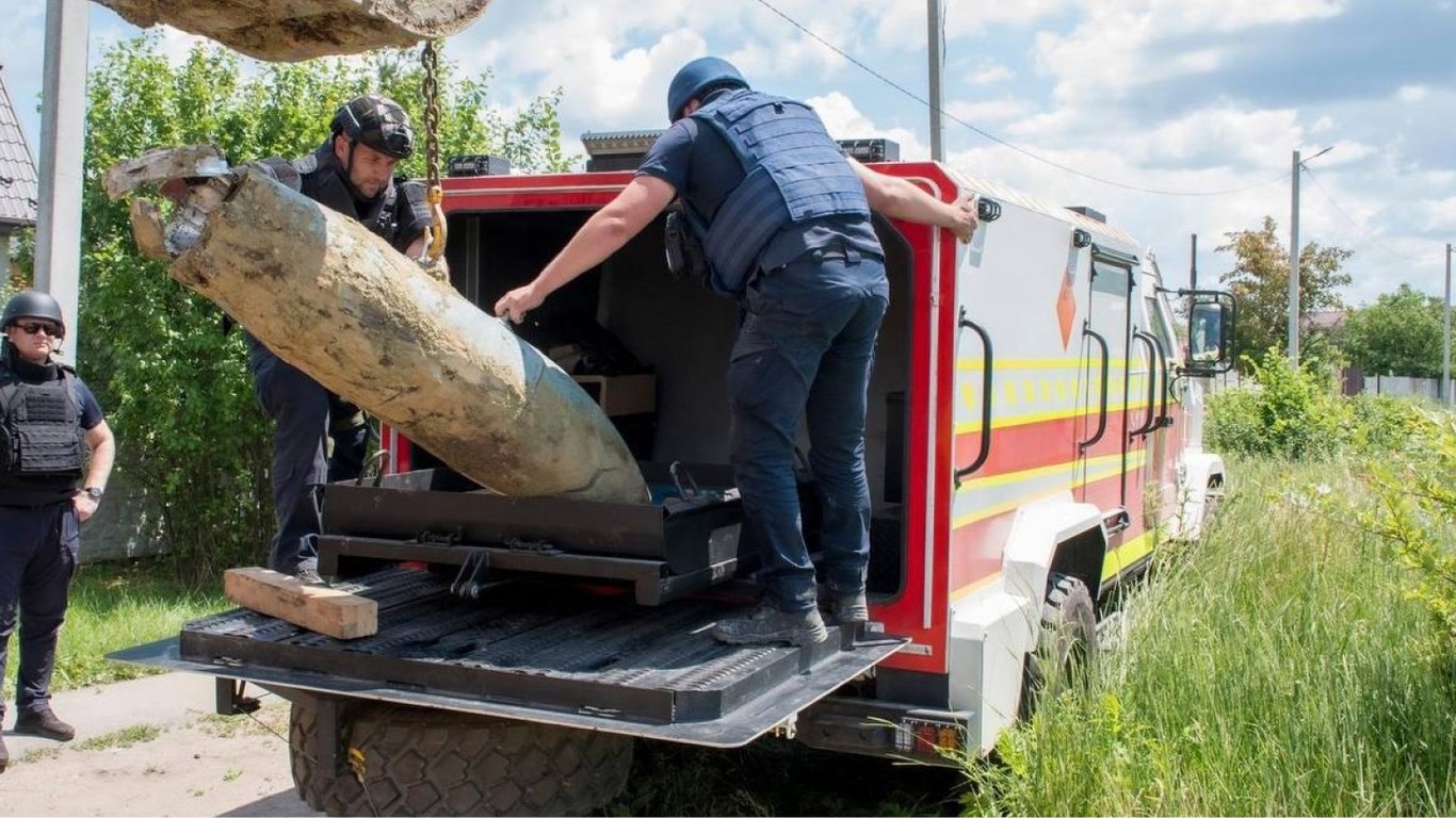 На Харківщині знайшли 500-кілограмову бомбу: лежала у дворі