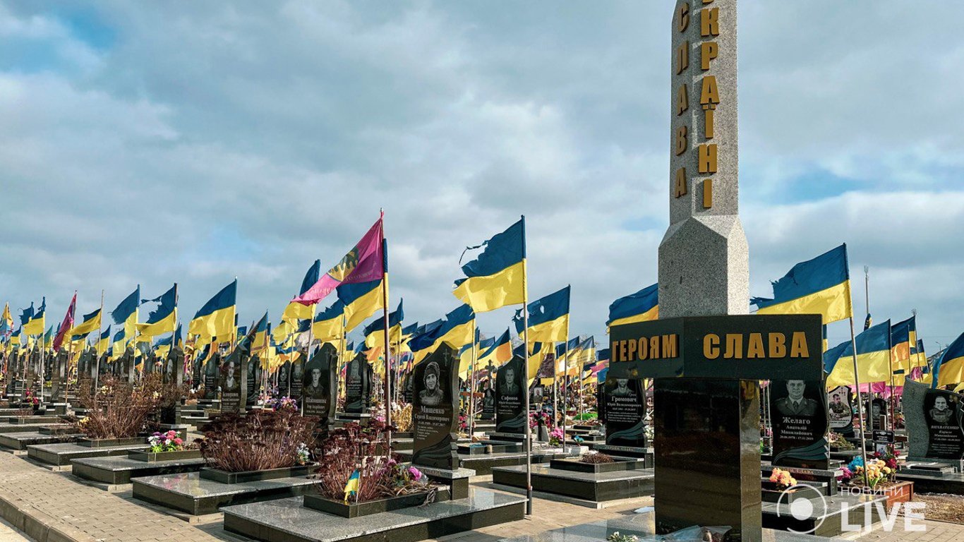 Місце, де живе пам'ять — фоторепортаж з Алеї Слави воїнів на харківському кладовищі - 64x64