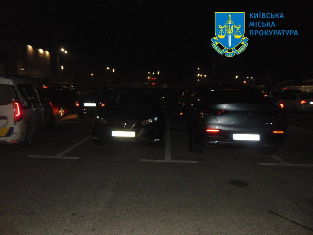 Место преступления на парковке ТРЦ в Киеве