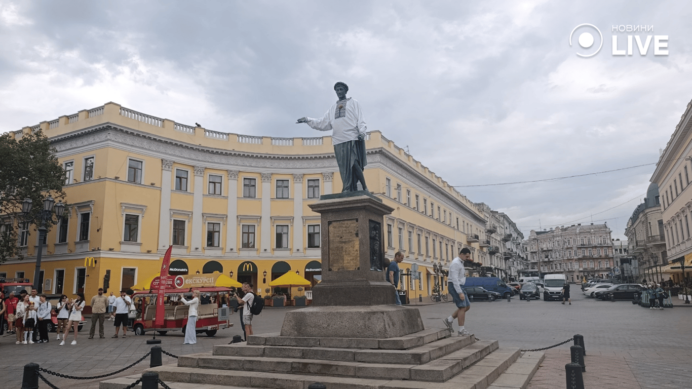 Пам'ятник Дюку у вишиванці в центрі Одеси до Дня Прапора