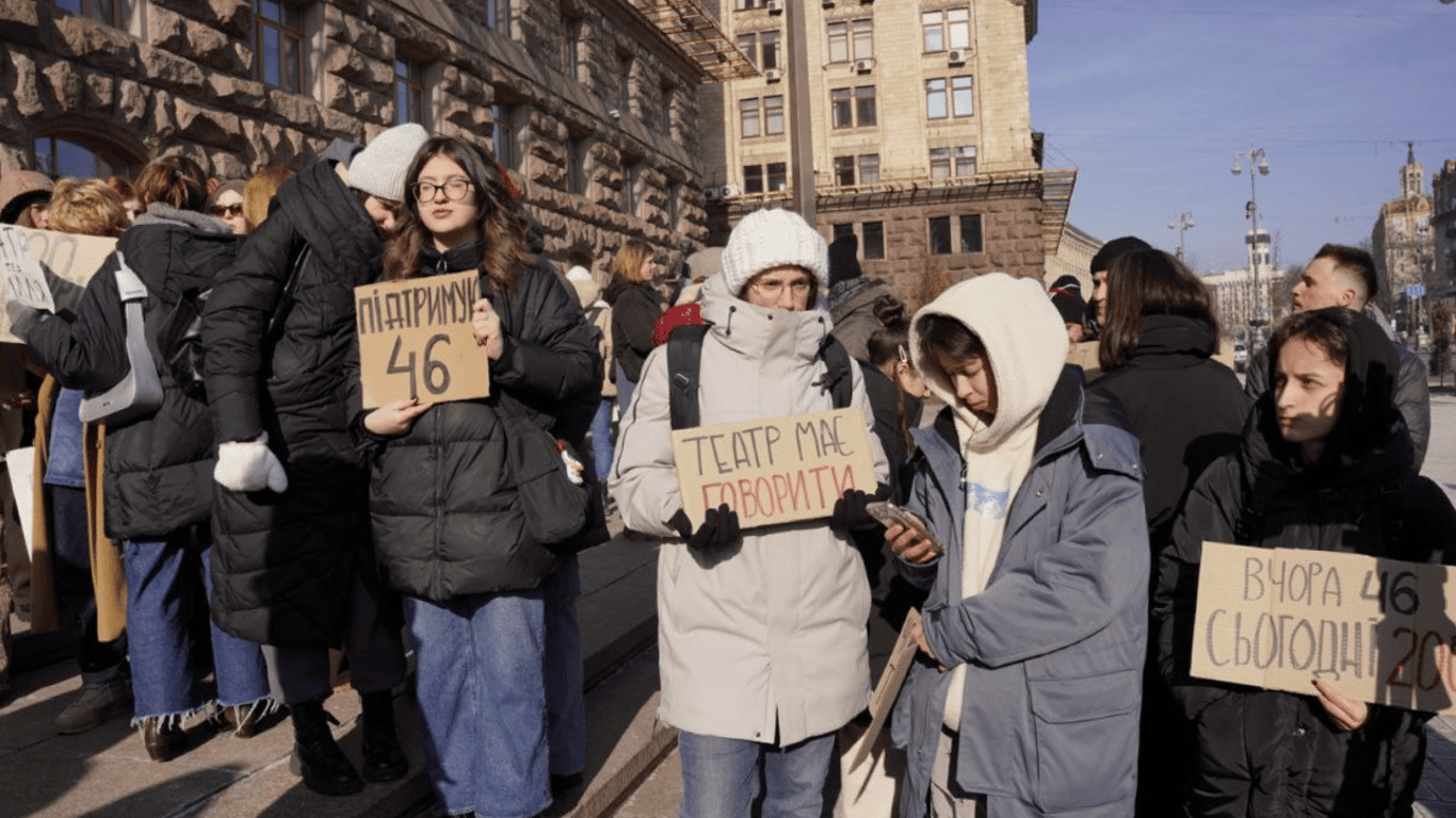 Скандал із Андрієм Білоусом — у Києві люди вийшли на мітинг проти домагань та тиску у театрах і ВНЗ