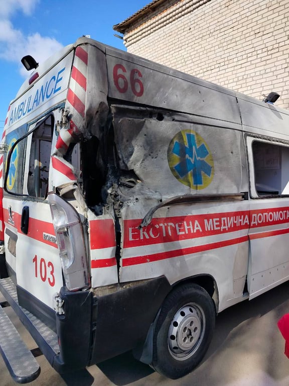 Пошкоджена автівка медиків