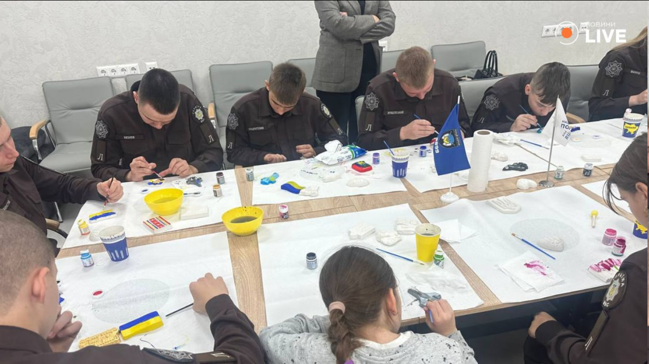 В Киеве провели арт-терапию для детей защитников — фоторепортаж - фото 1