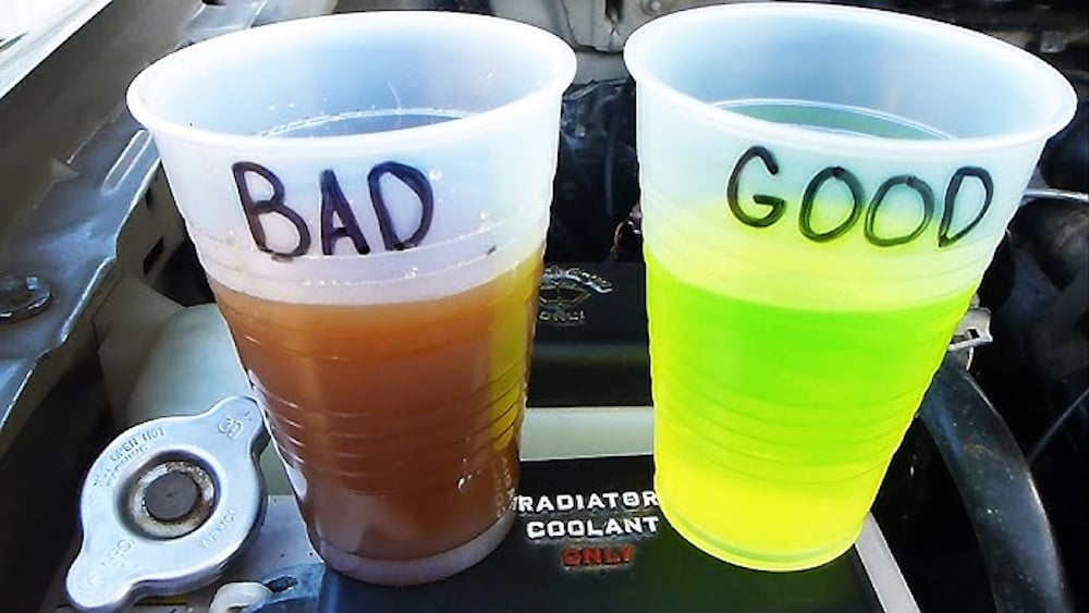 Ліворуч — поганий колір антифризу, праворуч — гарний