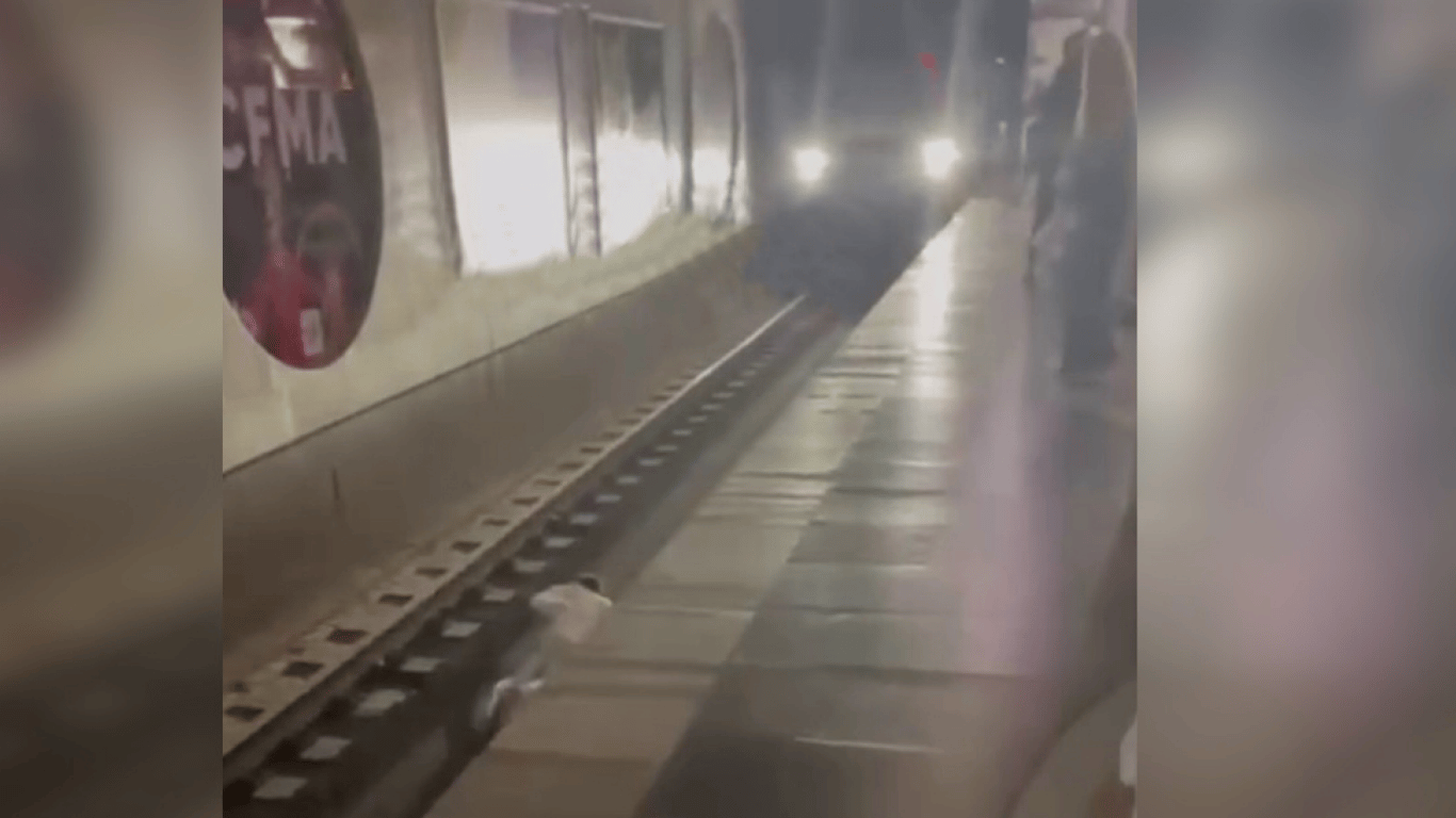 В Харькове блогер решил прославиться и прыгнул под поезд в метро