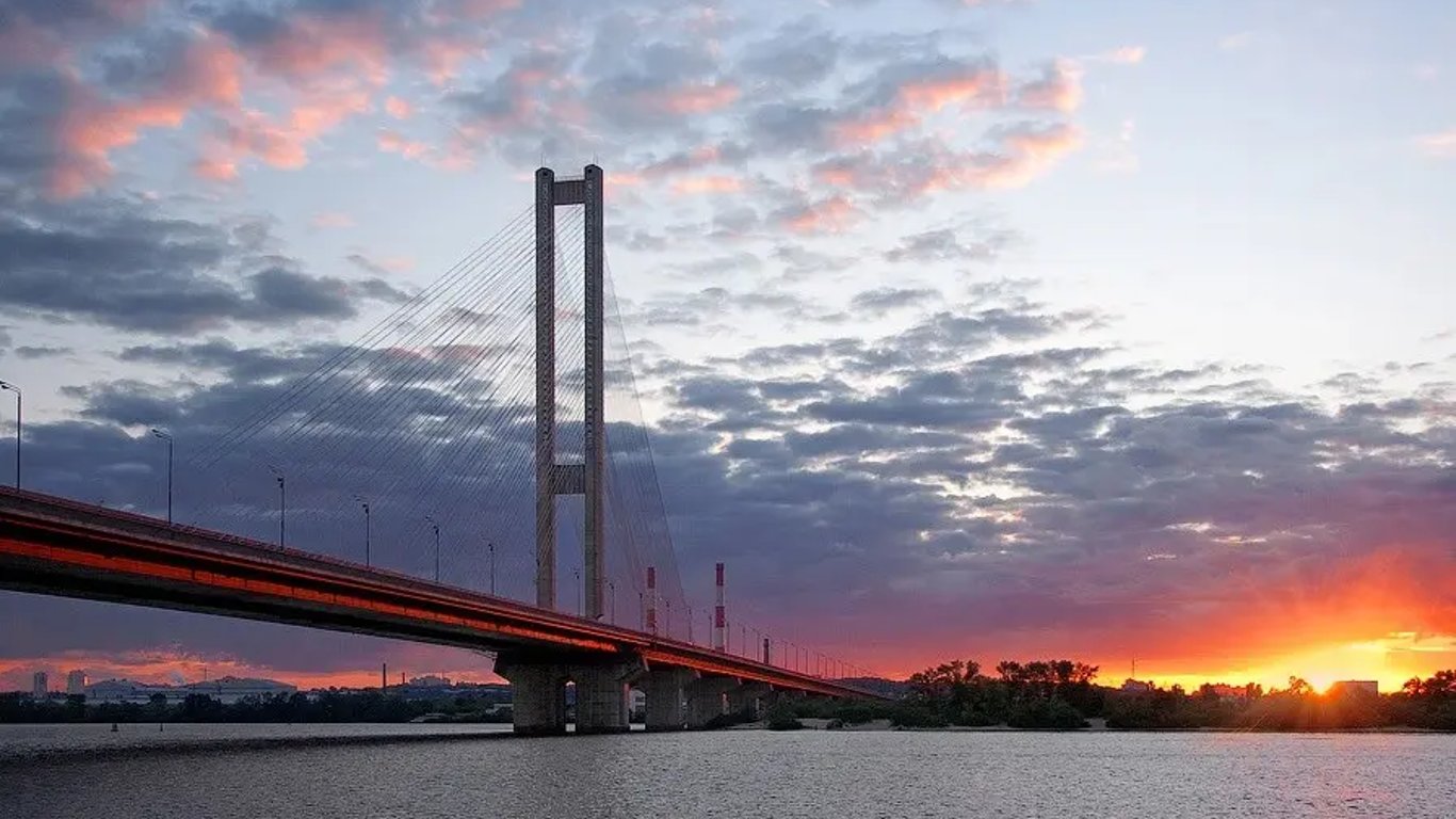 Після двох влучань БпЛА у Києві зупинили рух Південним мостом