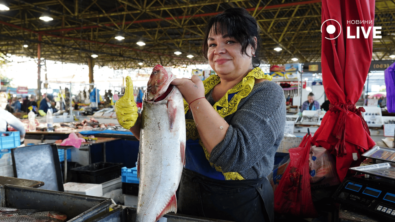 Продавец рыбы Елена. Фото: Новини.LIVE/ Юлия Браславская